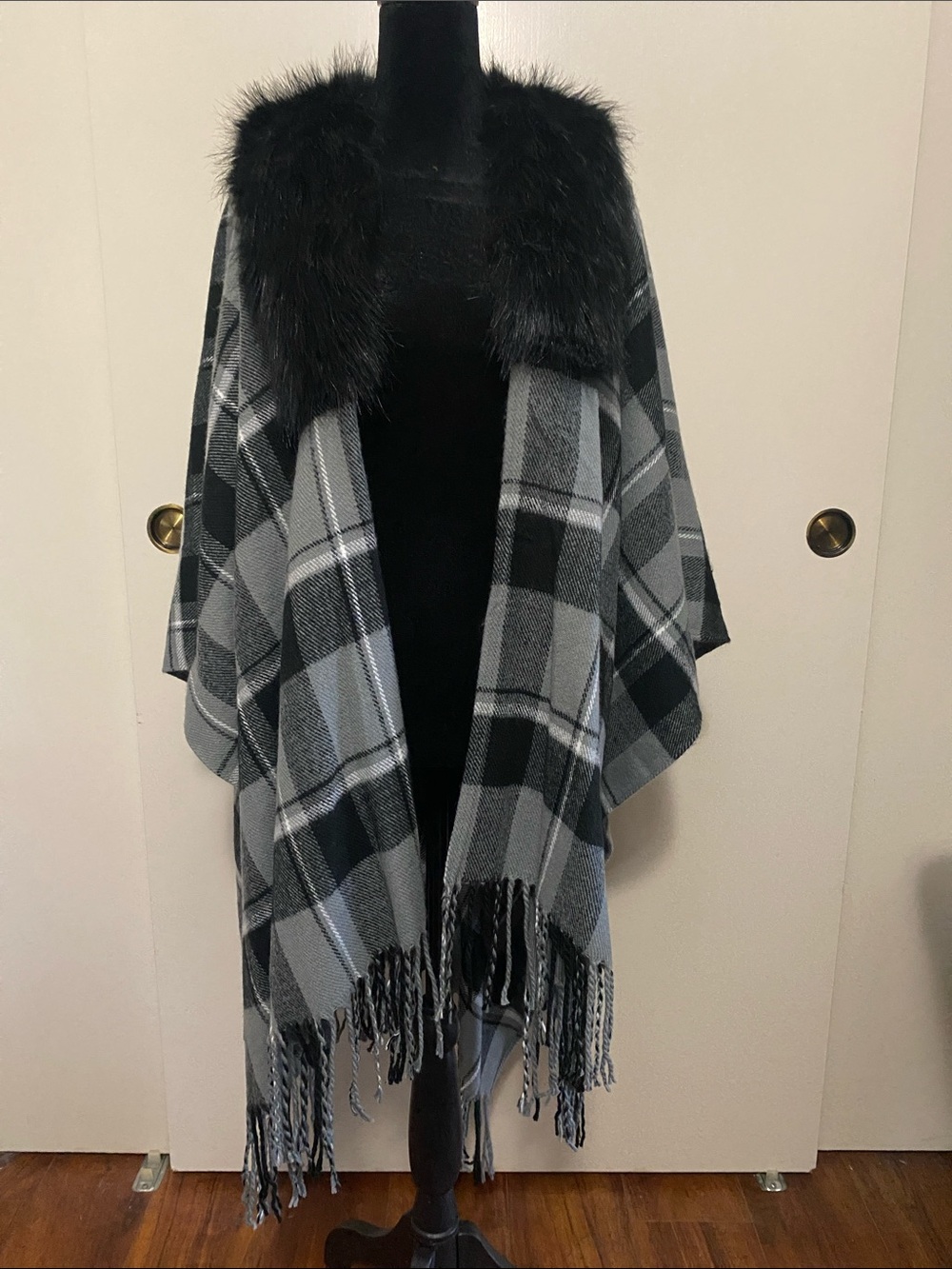 Plaid Fringe Cape with Faux Fur Collar - Black & Gray